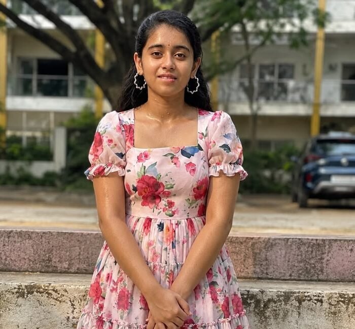 Mohini Young College-Going Professional in Agra